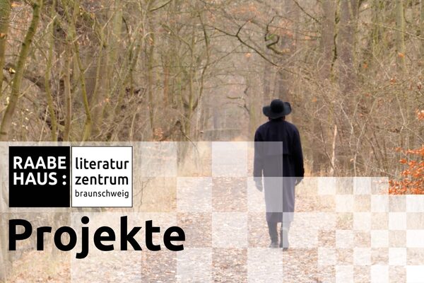 Projekte, im Hintergrund spaziert jemand mit schwarzem Hut und schwarzen Mantel durch einen Herbstwald (Wird bei Klick vergrößert)
