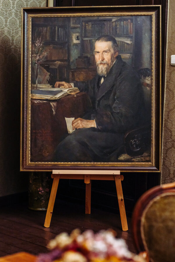 Wilhelm Raabe 1892, porträtiert von dem Berliner Maler Hanns Fechner (1860-1931). Auf dem Bild sieht der am Schreibtisch sitzende Wilhelm Raabe direkt zum Betrachter (Wird bei Klick vergrößert)