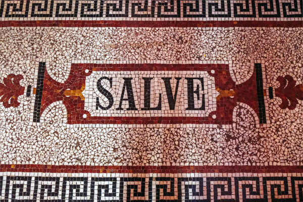 Mosaik im Treppenhaus. Salve = Herzlich Willkommen. (Wird bei Klick vergrößert)