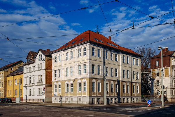 Die Leonhardstr. 29a, von der gegenüberliegenden Straßenseite tagsüber fotografiert, mit direktem Blick auf die Ecke des Gebäudes (Wird bei Klick vergrößert)