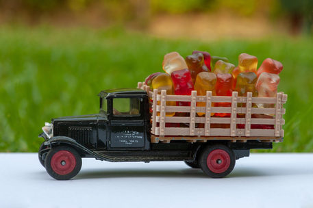 Spielzeug-Lkw mit Gummibären-Ladung
