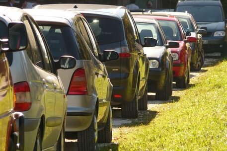 Geparkte Autos am Straßenrand