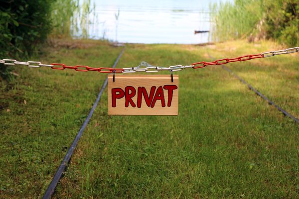 Kette mit Schild "Privat" als Zugangssperre zu einem Grundstück (Wird bei Klick vergrößert)