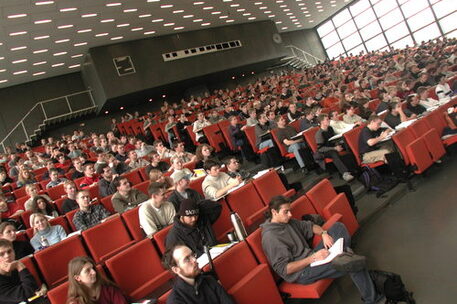 Hörsaal im Audimax in der TU mit Zuhörern