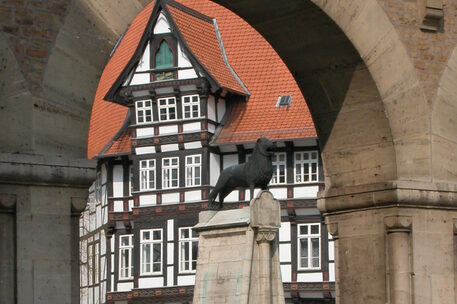 Löwe auf dem Burgplatz durch den Torbogen