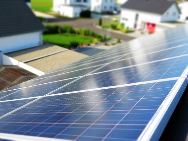 Solar-Modul auf einem Dach im Wohngebiet (Wird bei Klick vergrößert)