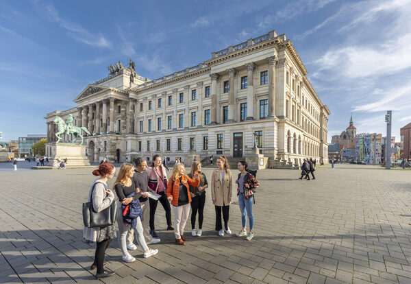 Stadtführung vor dem Schloss