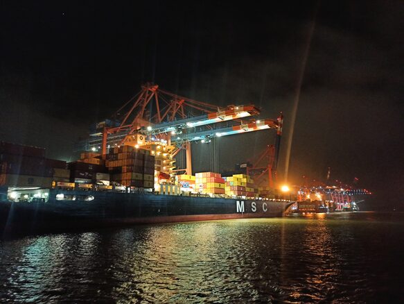 Hamburger Hafen (Wird bei Klick vergrößert)