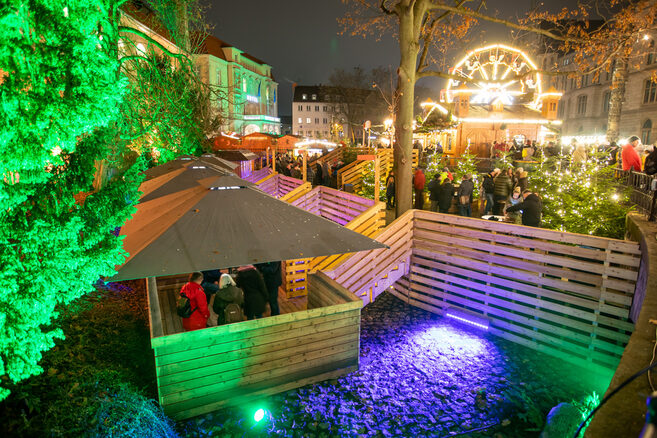 Die Weihnachtsmarkt-Flöße im historischen Burggraben auf dem Braunschweiger Weihnachtsmarkt. (Wird bei Klick vergrößert)