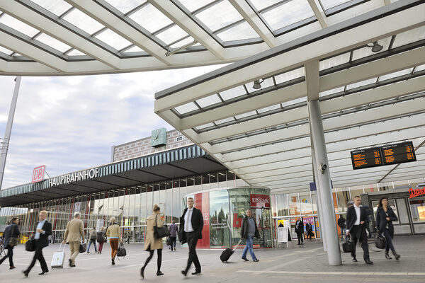 Tagungsgäste kommen am Bahnhof an.