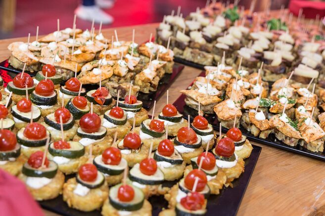 verschiedene Häppchen auf Platten angerichtet von Phils Catering (Wird bei Klick vergrößert)