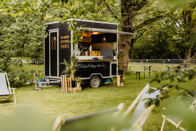 Imbisswagen von Phils Catering in einem grünen Park (Wird bei Klick vergrößert)