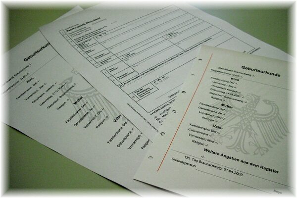 Geburtsurkunde(n)/ internationale Geburtsurkunde (Wird bei Klick vergrößert)