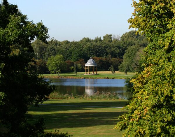 Spielmannteich mit Blick auf Tempel (Wird bei Klick vergrößert)