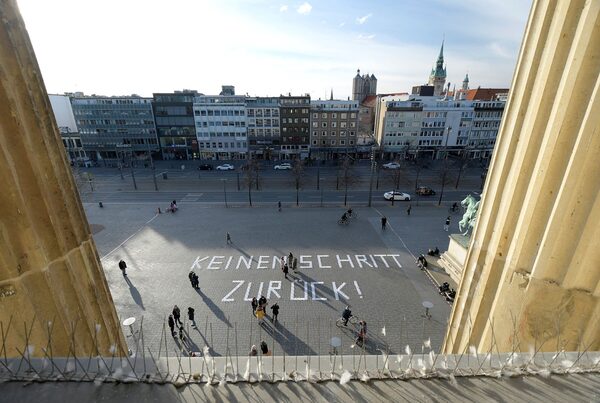 Großer Schriftzug "Keinen Schritt zurück" auf dem Schlossplatz in BS (Wird bei Klick vergrößert)