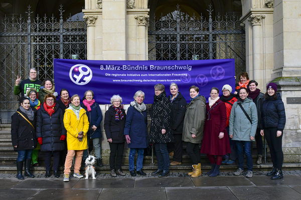 Frauen vom 8.März-Bündnis mit Banner (Wird bei Klick vergrößert)