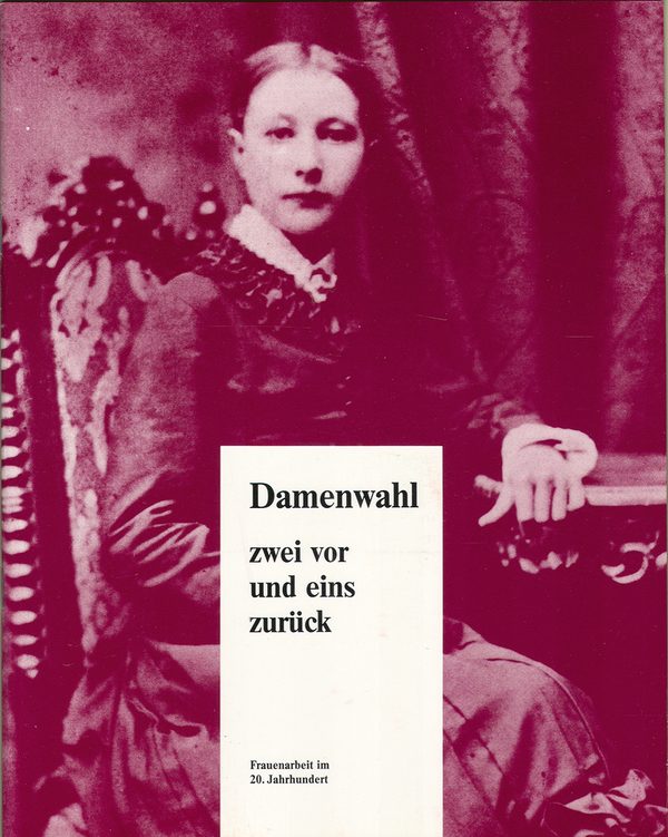 Bild einer Frau aus dem 20. Jahrhundert und Titel der Broschüre "Damenwahl - Zwei vor und eins zurück. Zur Frauenarbeit im 20. Jahrhundert" (Wird bei Klick vergrößert)
