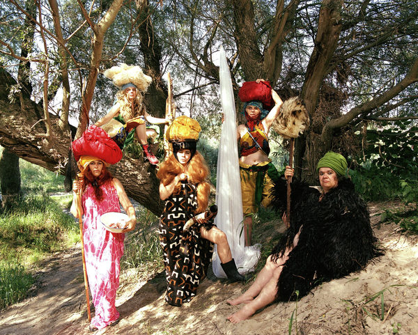 Fünf verkleidete Frauen vor einem Baum
