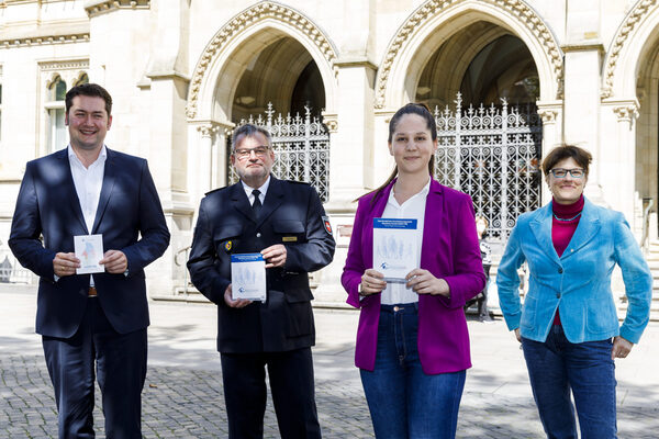 Auf dem Bild stehen die Teilnehmer des Pressetermins vor dem Rathaus.