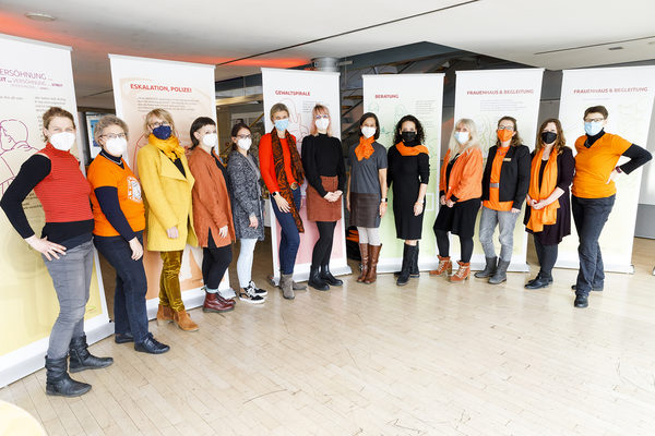 mehrere Frauen, die Organisationen in Braunschweig vertreten gegen Gewalt an Frauen