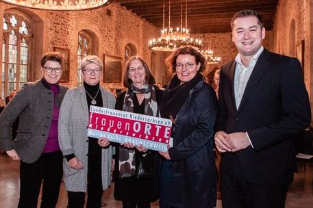 Übergabe des frauenORTES Martha Fuchs von der Vorsitzenden des Nds. Frauenrates Marion Övermöhle-Mühlbach (2.v.r.) an die Initiatorin Regina Blume (Mitte). Mit ihr freuen sich v.l.n.r.: Gleichstellungsbeauftragte Marion Lenz, Dr. Uta Maritta Biermann in Vertretung für Gleichstellungsministerin Behrens und Oberbürgermeister Dr. Thorsten Kornblum