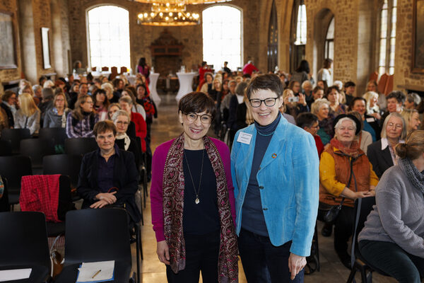 Die Gleichstellungsbeauftragte der Stadt Braunschweig Marion Lenz (re) und Staatssekretärin Dr. Christine Arbogast (li), Niedersächsisches Ministerium für Soziales, Arbeit, Gesundheit und Gleichstellung