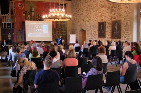 Gruppe von sitzenden Frauen bei einer Veranstaltung in der Dornse der Stadt Braunschweig