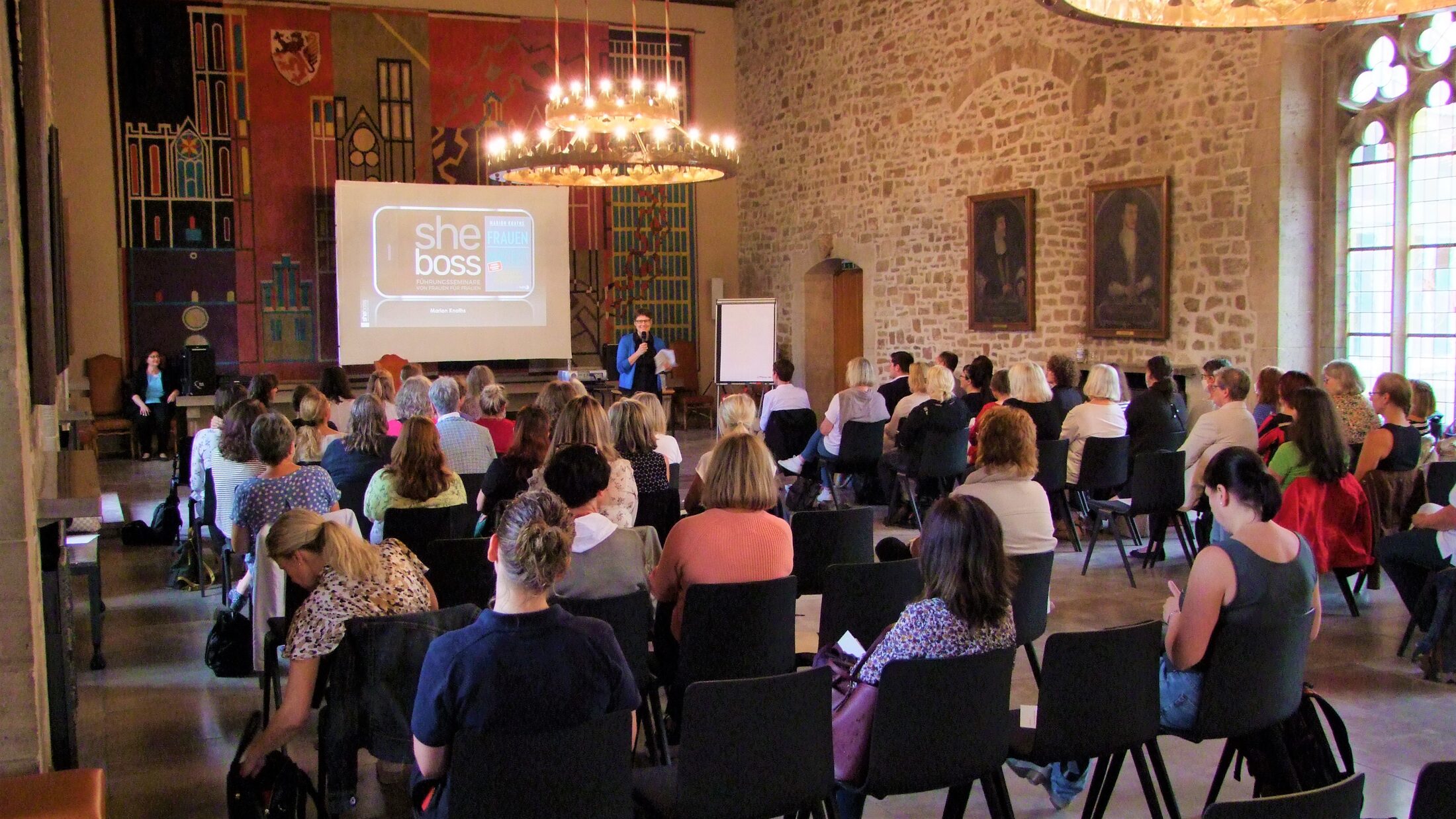 Gruppe von sitzenden Frauen bei einer Veranstaltung in der Dornse der Stadt Braunschweig