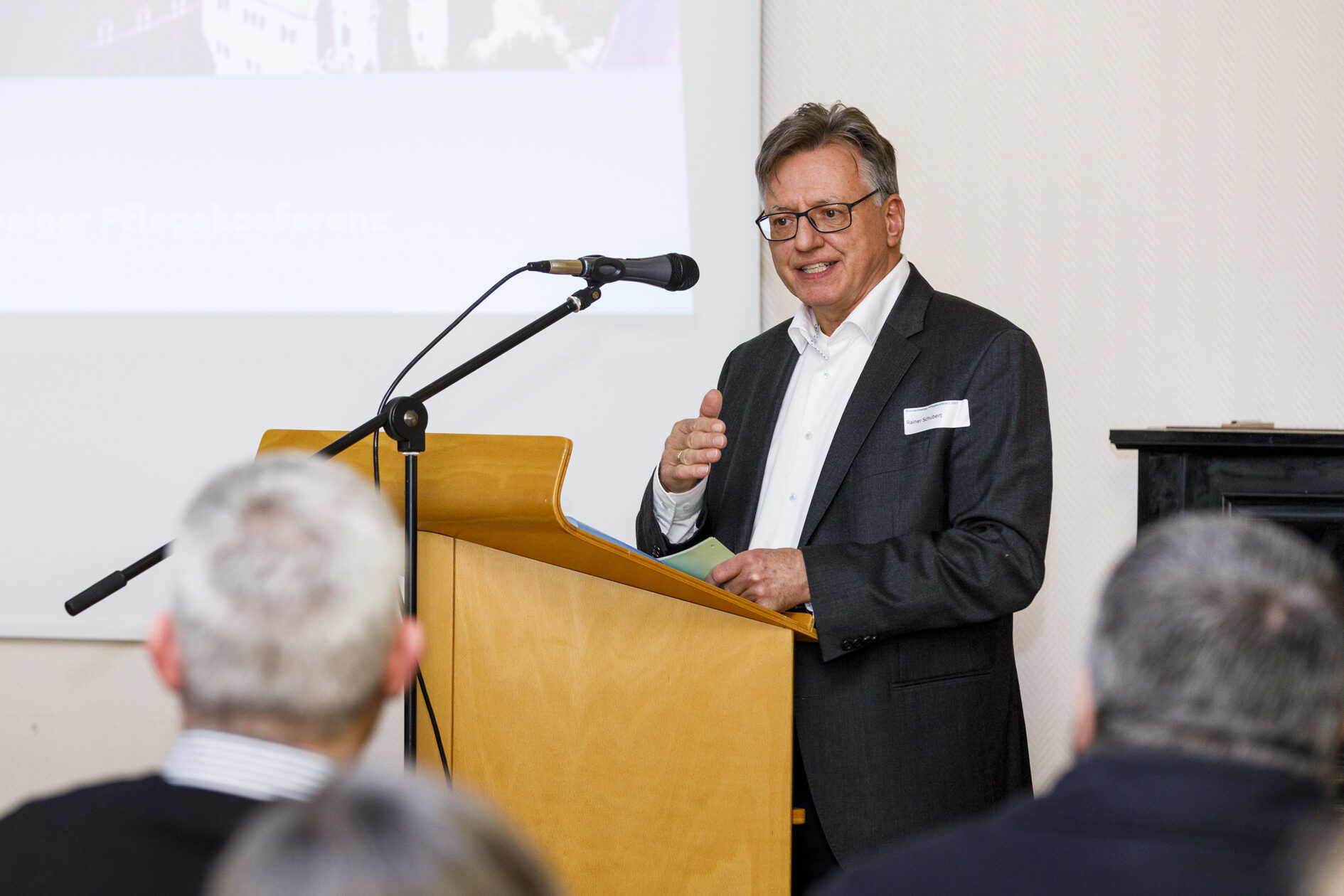 Moderation Rainer Schubert Pflegekonferenz 2023 (Wird bei Klick vergrößert)