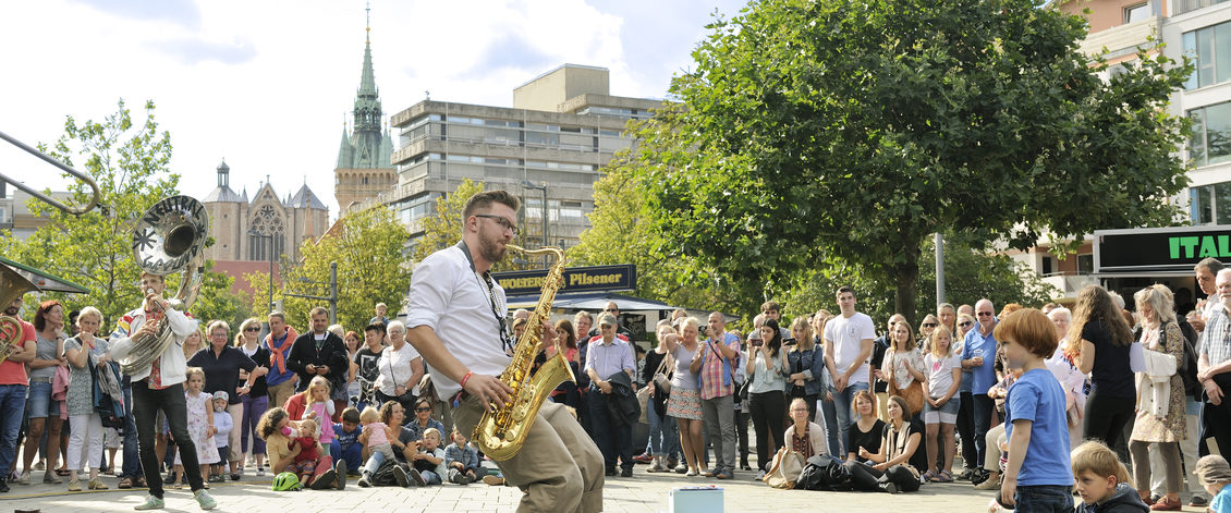 Das Bild zeigt einen Saxofon-Spieler vor Publikum auf dem Buskers Festival in der Braunschweiger Innenstadt.