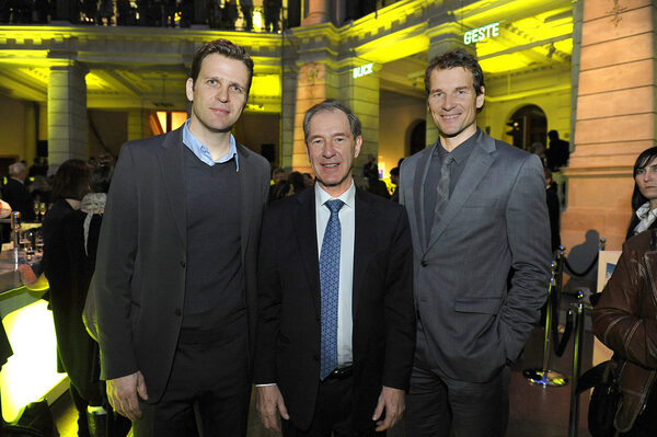 Austausch nach der Premiere (v.l.n.r.): Oliver Bierhoff (Manager der deutschen Fußball-Nationalmannschaft), Dr. Gert Hoffmann (Oberbürgermeister der Stadt Braunschweig), Jens Lehmann (ehemaliger National-Torwart). (Wird bei Klick vergrößert)