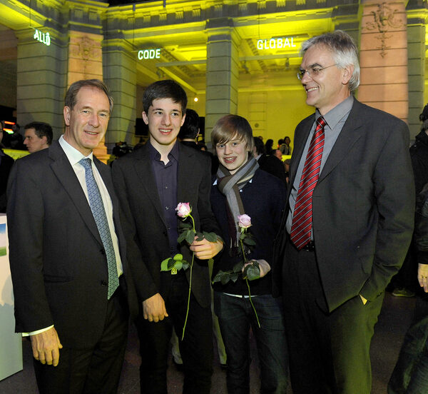 Braunschweiger in Berlin: Bei der Premierenfeier zu „Der ganz große Traum“ traf Oberbürgermeister Gert Hoffmann (ganz links) auf Vertreter von Konrad Kochs ehemaliger Schule, dem Braunschweiger Martino-Katharineum: Lenny Kasper (Mitte, links) und Alexander Bräutigam (Mitte, rechts) aus dem 8. Jahrgang, sie spielten im Film mit, sowie ihren Schulleiter Manfred Wildhage (ganz rechts). (Wird bei Klick vergrößert)