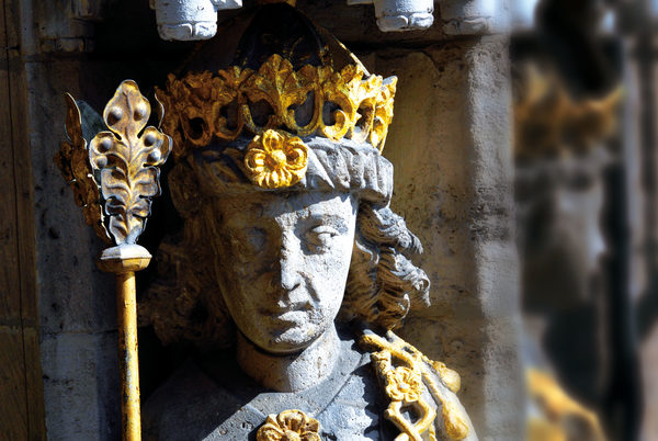 Otto IV. als Steinfigur am Altstadtrathaus (Wird bei Klick vergrößert)