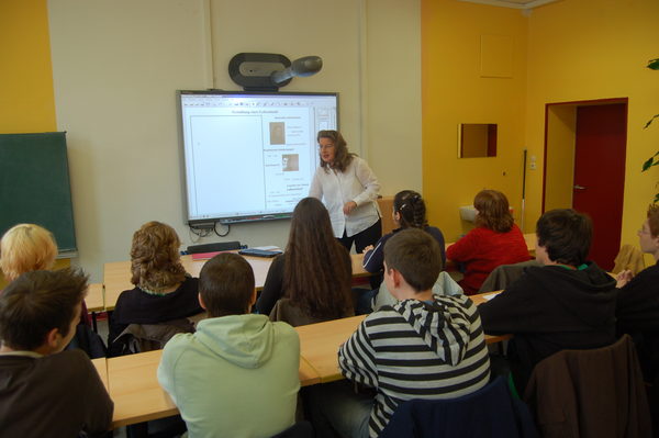 Die "Interaktive Tafel" in Aktion in einer 9. Klasse der Realschule Maschstrasse (Wird bei Klick vergrößert)