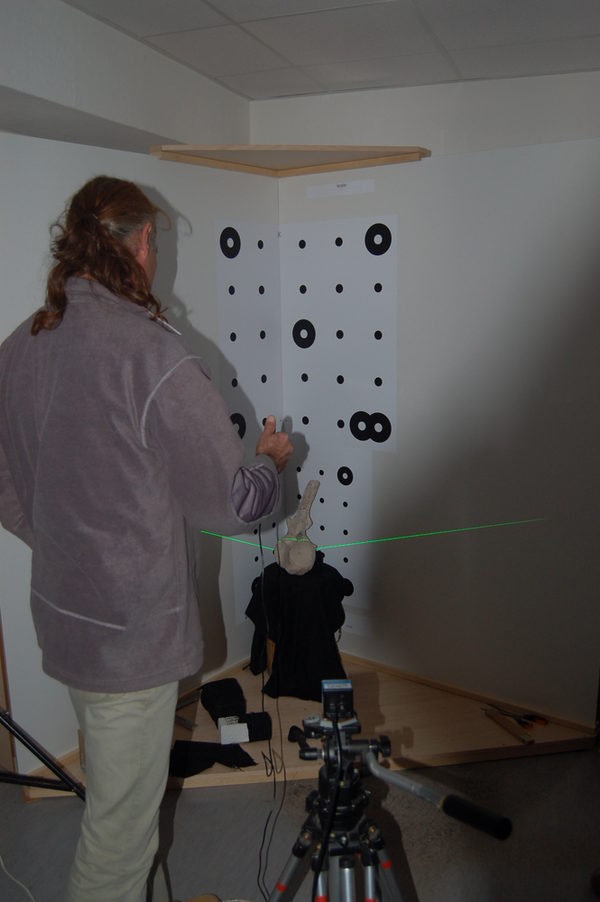 Laser-Scannmethode zur Vermessung von Saurierknochen demonstriert auf der "Technik verbindet" (Prof. Joger, Staatliches Naturhistorisches Museum Braunschweig) (Wird bei Klick vergrößert)