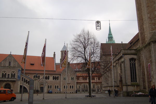 Kaiserjahr 2009 - Bewerbung - Fahnen am Burgplatz (Wird bei Klick vergrößert)