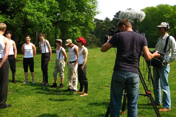 Im Prinz-Albrecht-Park in Braunschweig drehte das Filmteam von Galileo Big Pictures die Außenszenen für ihren Beitrag über den Fußball-Pionier. (Wird bei Klick vergrößert)