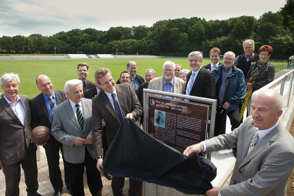 Sportdezernent Ulrich Stegemann (l.) und Klaus Wendroth, Vorsitzender des Sport- und Grünflächenausschusses, enthüllen die neue Gedenktafel für Konrad Koch. (Wird bei Klick vergrößert)