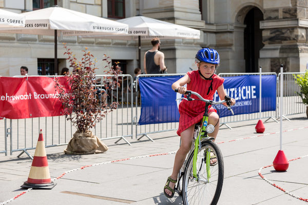 Bei den Fahrrad- und Rollerparcours können große und kleine Besucherinnen und Besucher ihre Geschicklichkeit unter Beweis stellen. (Wird bei Klick vergrößert)