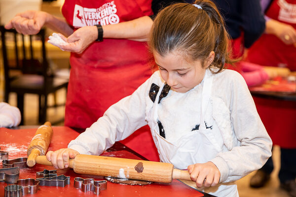 In den Schloss-Arkaden konnten Kinder mit der Verkehrswacht Braunschweig Kekse backen. (Wird bei Klick vergrößert)