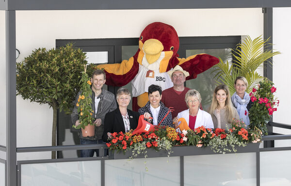 Die Jurymitglieder (v. l. n. r.) Karsten Mentasti (Braunschweiger Zeitung), Ulrike Neumann (Braunschweig Stadtmarketing GmbH; BSM), Karin Stemmer (BBG), Michael Möller (Blumen Möller), Bürgermeisterin Annegret Ihbe (Stadt Braunschweig) sowie Johanna Rode (BSM) und Simone Lampe (BBG) freuen sich schon auf die Balkone des diesjährigen Wettbewerbs. (Wird bei Klick vergrößert)