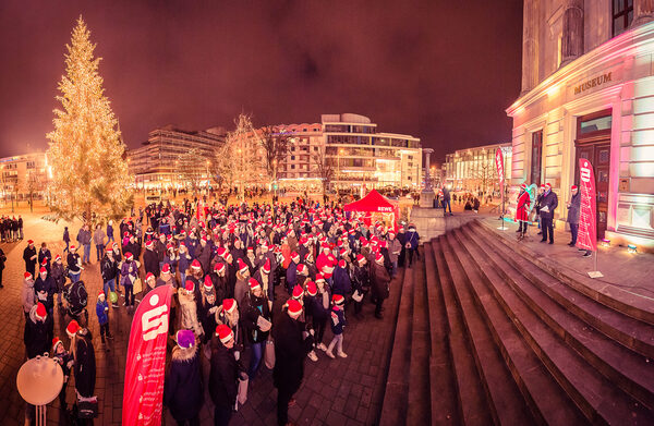 Die Sing-Aktion findet dieses Jahr im Rahmen von „Braunschweig zeigt Herz“ am 1. Dezember um 18:00 Uhr wettergeschützt im Foyer der Schloss-Arkaden statt. Für jeden verkleideten Sänger gehen Spenden an die Braunschweiger Verkehrswacht. (Wird bei Klick vergrößert)