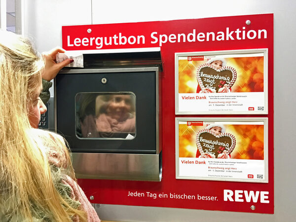 Bei der Aktion „Pfandtastisch“ können Besucherinnen und Besucher in REWE Märkten der Region ihren Pfandbetrag für die Braunschweiger Verkehrswacht spenden. (Wird bei Klick vergrößert)