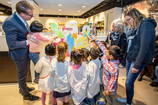 Die Kinder der Städtischen Kindertagesstätte Volkskindergarten waren kreativ: Mit Unterstützung von Gerold Leppa (links) und in Begleitung von Manuela Woggon und Xenia Aschoff (rechts) bemalten sie die Bürgermarke. (Wird bei Klick vergrößert)