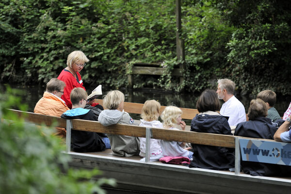 Die Gästeführerin liest beim "Gruselspaß auf der Oker" Gänsehaut-Geschichten vor. (Wird bei Klick vergrößert)