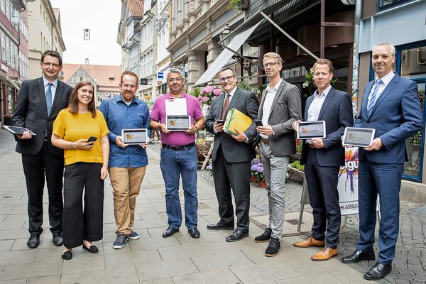 Gemeinsam ins digitale Zeitalter und für eine starke Innenstadt: Die Partnerinitiative Digitalmentoren unterstützt die Weiterbildung von Unternehmen, Dienstleistern, Einzelhändlern und Gastronomen. Auf dem Foto (v.l.n.r.): Christian Scheffel (Industrie- und Handelskammer Braunschweig), Dorothee Reinhardt (KreativRegion e. V.), Robert Braumann (Arbeitgeberverband Region Braunschweig e. V.), Dirk Steinhagen (Volkshochschule Braunschweig GmbH), Mark Alexander Krack (DEHOGA Bezirksverband Land Braunschweig-Harz e. V. und Handelsverband Harz-Heide e. V.), Björn Nattermüller (Braunschweig Stadtmarketing GmbH), Mirko Rüsing (Arbeitsausschuss Innenstadt Braunschweig e. V.) und Jörg Meyer (Braunschweig Zukunft GmbH). Es fehlt: Marketing-Club Braunschweig e. V. (Wird bei Klick vergrößert)