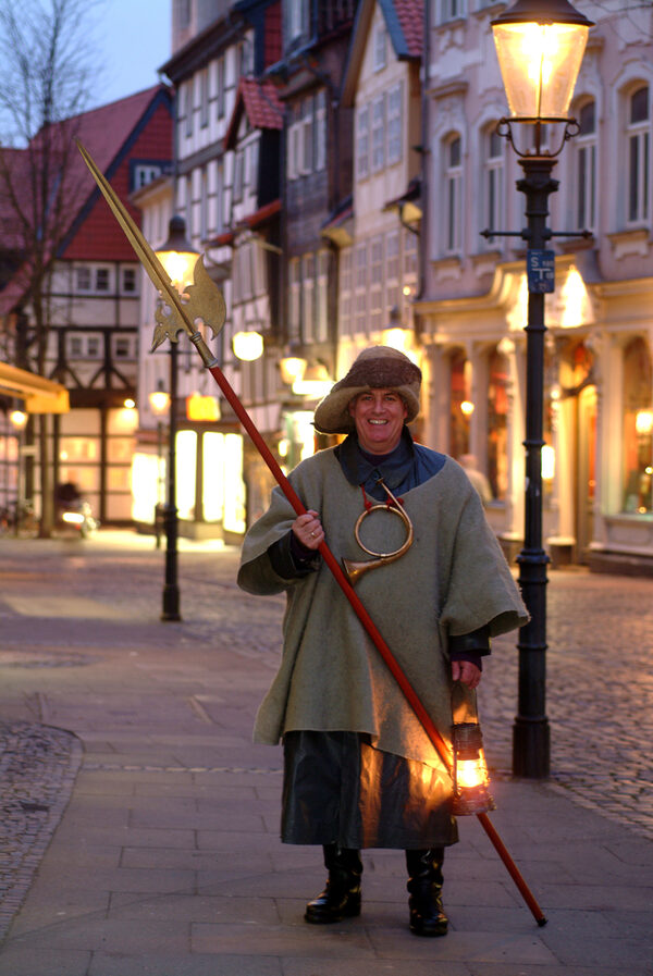 Der Nachtwächter Hugo nimmt die Besucherinnen und Besucher mit auf einen abendlichen Streifzug durch das Magniviertel. (Wird bei Klick vergrößert)