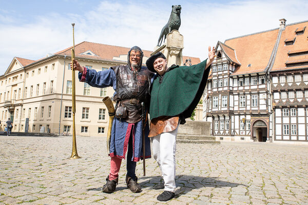 Daniel Diekmann (Geschäftsführer Mittelalter Marketing GmbH) und Wolfgang Struchtrup (Büttel Mollinarius) freuen sich auf den 33. Mittelaltermarkt am Pfingstwochenende auf dem Burgplatz. (Wird bei Klick vergrößert)