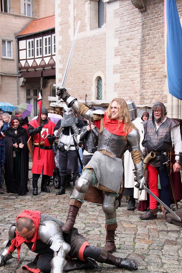 Ritter in glanzvollen Rüstungen vollführen beim 33. Mittelaltermarkt auf dem Burgplatz ihre eindrucksvolle Kampfkunst. (Wird bei Klick vergrößert)