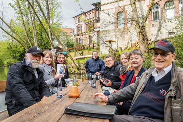 Die Autoren freuen sich mit dem Veranstalter auf eine neue Saison von „Mord auf der Oker“: (v. l. n. r.) Thomas Ostwald, Pia Lochbaum (Stadtmarketing), Hardy Crueger, Klaus Nührig, Nina Bierwirth, Ulrike Neumann (beide Stadtmarketing) und Armin Rütters. Es fehlen: Katrin Rohde und Jörg Borgerding. (Wird bei Klick vergrößert)